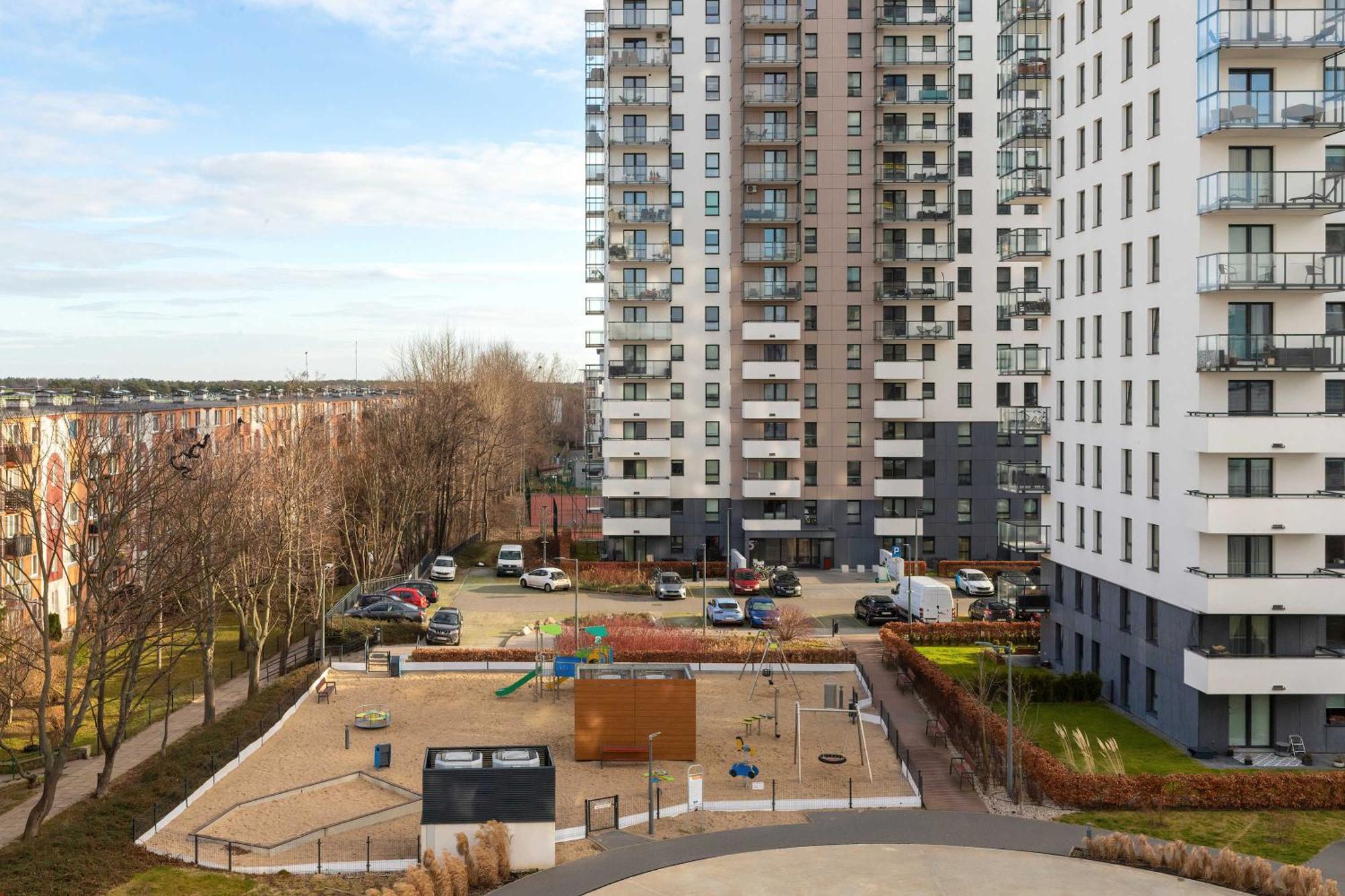 Bright Obroncow Wybrzeza With Parking By Renters Apartment