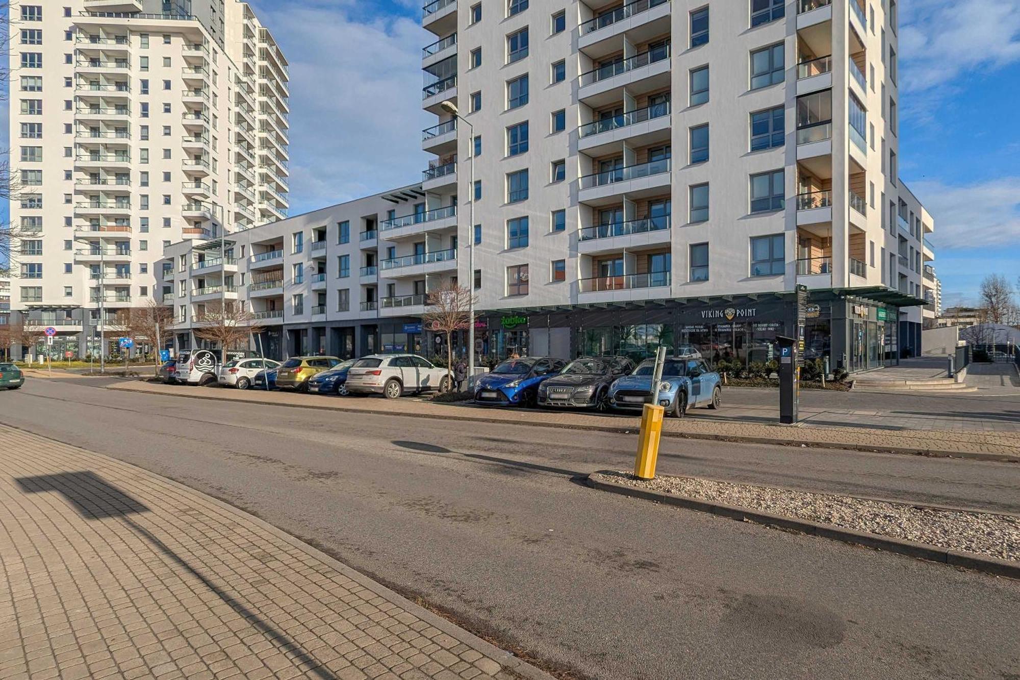 Apartment Bright Obroncow Wybrzeza With Parking By Renters