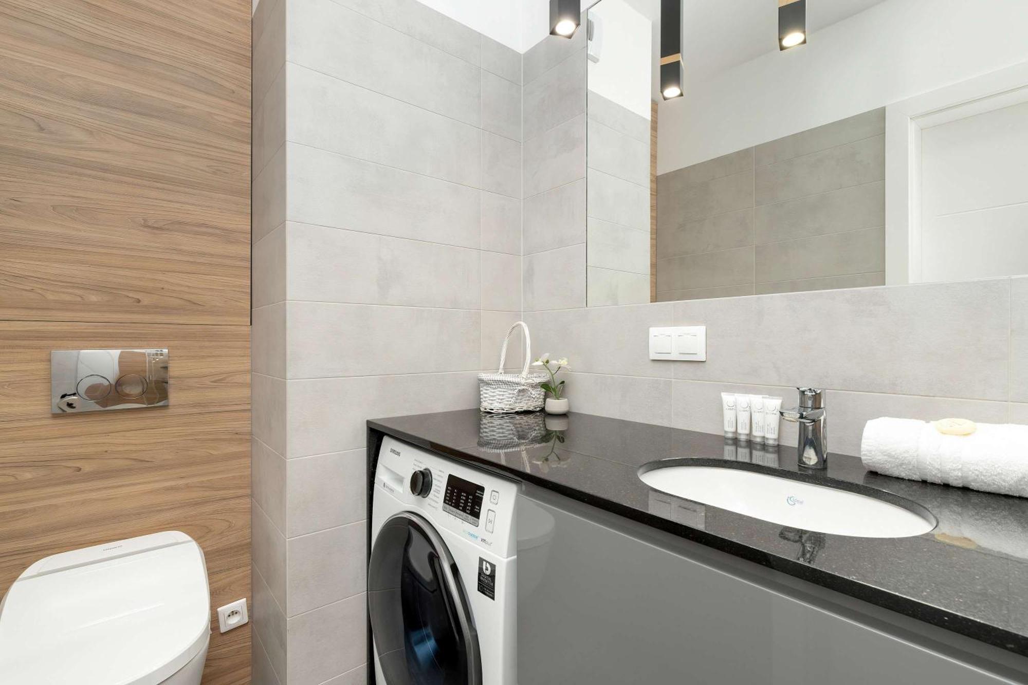 Apartment Bright Obroncow Wybrzeza With Parking By Renters *