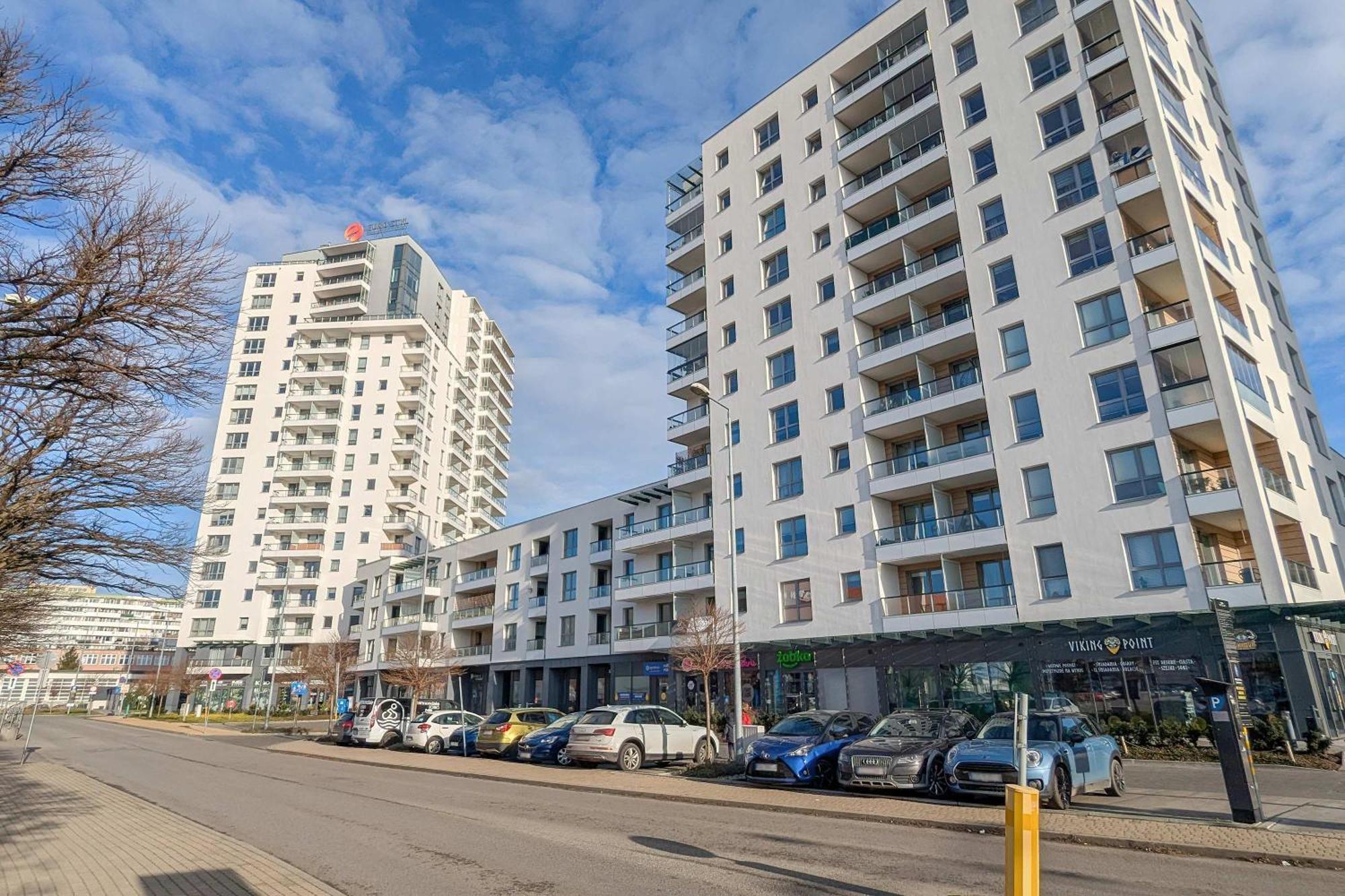 Apartment Bright Obroncow Wybrzeza With Parking By Renters